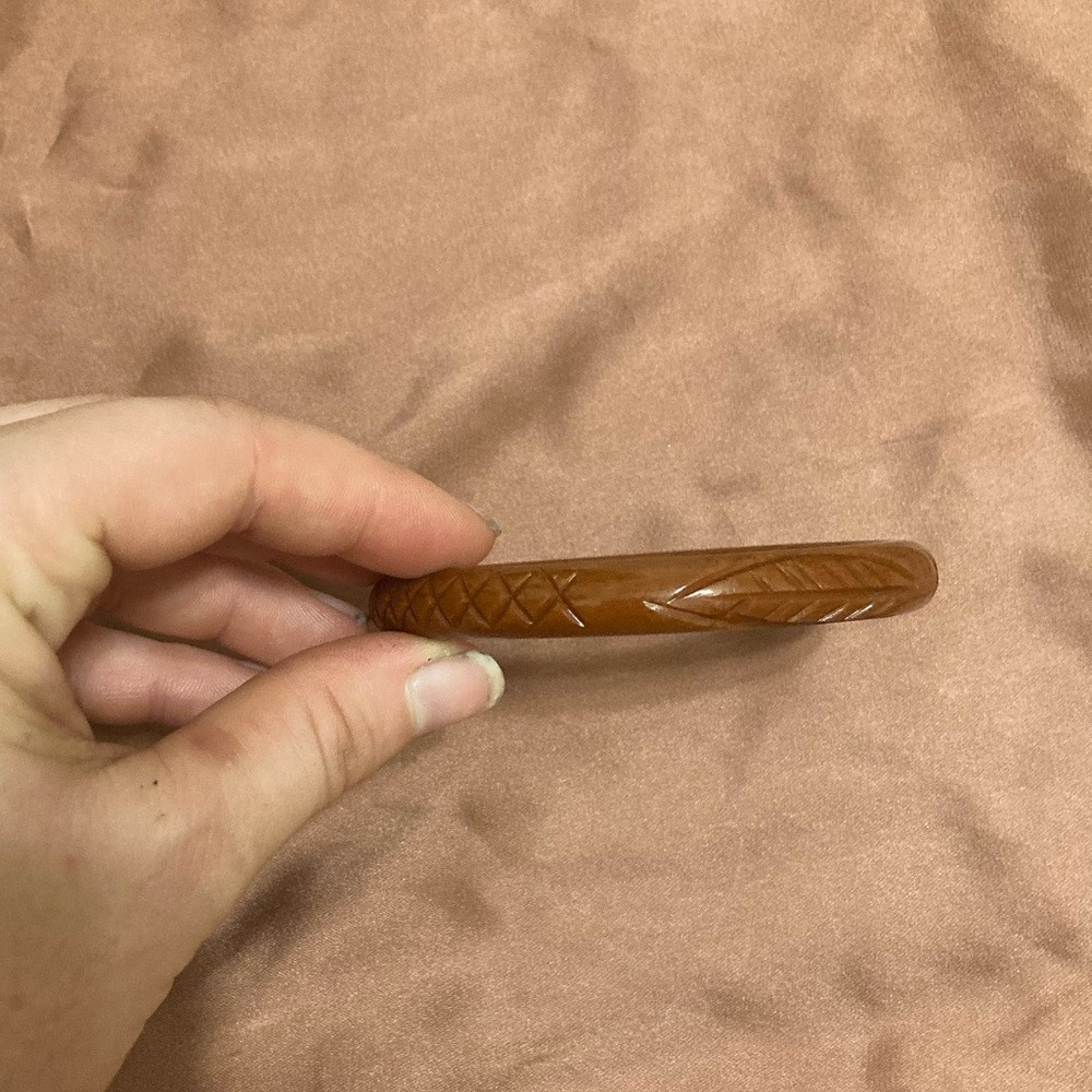 Splendette Classic Narrow Tobacco Heavy Carve Fakelite Bangle